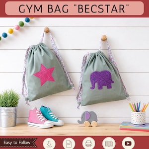 Puede incluir: Dos bolsas de gimnasio de color verde salvia con cordón y correas florales. Una bolsa tiene una aplicación de estrella rosa y la otra una aplicación de elefante morado. El texto dice Sami Dolls, Gym Bag Becstar, PDF Sewing Pattern y Easy to Follow.