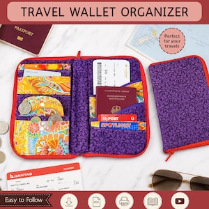 Peut inclure: Un patron de couture PDF pour organisateur de portefeuille de voyage par Sami Dolls. Le portefeuille ouvert présente un tissu damassé violet, des poches à motifs floraux colorés et une fermeture éclair rouge. Il contient un passeport et des cartes.