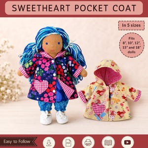Op de afbeelding: Een PDF-naaipatroon voor een Sweetheart Pocket Coat voor poppen in 5 maten: 8, 10, 12, 15 en 18 inch. De afbeelding toont een pop met blauw garen haar die een donkerblauwe bloemenjas draagt met een roze gingham hartvormige zak.