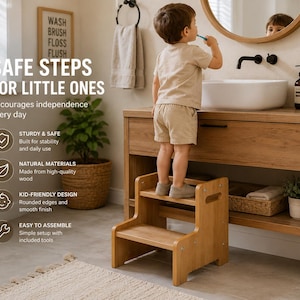 Puede incluir: Un taburete de dos peldaños de madera marrón claro con asas laterales y bordes redondeados. El texto en la imagen dice: SAFE STEPS FOR LITTLE ONES, Encourages independence every day, STURDY & SAFE, NATURAL MATERIALS, KID-FRIENDLY DESIGN, EASY TO ASSEMBLE.