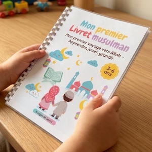 Op de afbeelding: Een spiraalgebonden educatief boekje met de titel Mon premier Livret musulman. De kaft bevat kleurrijke illustraties van een moskee, wolken, sterren, een maansikkel, lantaarns, een open boek en twee kinderen, met de tekst 3-6 ans.