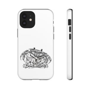 Könnte beinhalten: Eine weiße Smartphone-Hülle mit einer schwarz-weißen Illustration eines Krebses, einer Muschel und einer Blume. Der Text "Beach calling" ist in Schreibschrift unter der Illustration gedruckt. Die Hülle hat einen schwarzen Kameraausschnitt und Seitentasten.