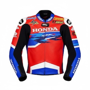 Könnte beinhalten: Eine rot-weiß-blaue Motorrad-Rennjacke mit dem Honda-Logo auf Brust und Ärmeln. Die Jacke enthält verschiedene Sponsorenlogos wie HRC, Pirelli und Akrapovic, mit schwarzen Seitenteilen und einem zentralen Reißverschluss.