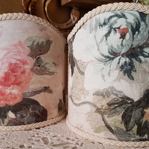 Par de pantallas de lámpara con clip en tejido estampado Rubelli con motivo Violetta primaveral - Fabricadas en Italia