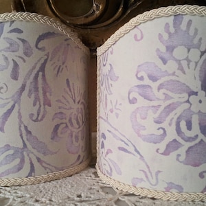 Par de apliques de pared con pantallas de clip Fortuny en tela lila y blanco con estampado Cimarosa - Hechos a mano en Italia