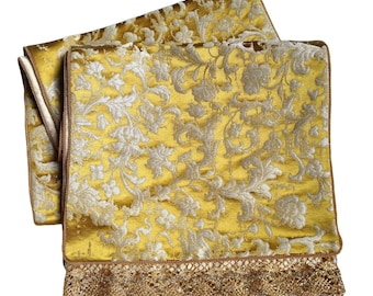 Caminho de mesa de luxo em jacquard de seda dourada e prateada Rubelli, padrão Les Indes Galantes com acabamento em renda dourada - Feito à mão na Itália.