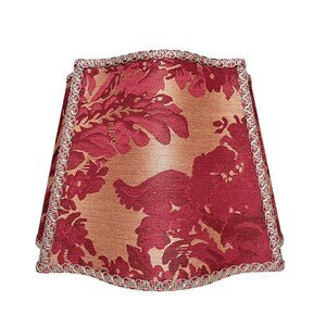 Puede incluir: Una pantalla de l&aacute;mpara con estampado floral rojo y dorado con ribete plateado.