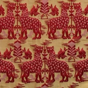Pode incluir: Um padr&atilde;o repetido de leopardos estilizados vermelhos e dourados com acentos florais rosa sobre um fundo amarelo.