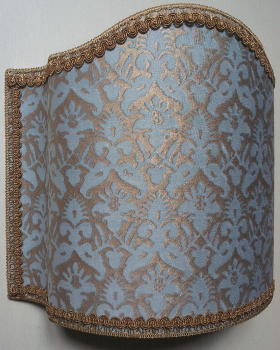 Parete luce lampada veneziana paralume tessuto Fortuny Aquamarine & argenteo modello Delfino d'oro a mano in Italia Parete luce lampada veneziana paralume tessuto Fortuny Aquamarine & argenteo modello Delfino d'oro a mano in Italia