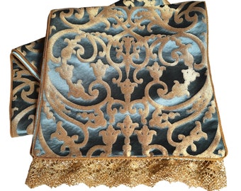 Caminho de mesa de luxo em jacquard de seda azul e dourada, padrão Rubelli Serlio, com acabamento em renda dourada - Feito à mão na Itália.