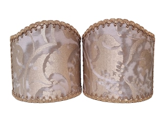 Par de apliques de pared con pantallas protectoras y clip, tela Fortuny, estampado de setas y oro plateado Persépolis. Hechos a mano en Italia.