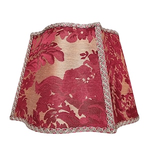 Puede incluir: Una pantalla de l&aacute;mpara de forma cuadrada con esquinas redondeadas, con un dise&ntilde;o floral rojo y dorado y un ribete plateado.