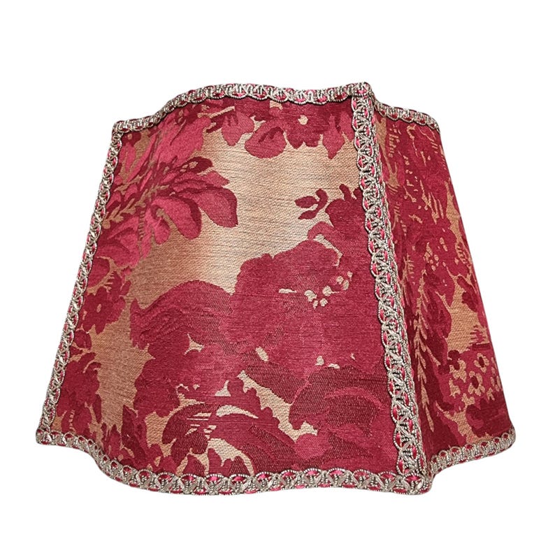 Puede incluir: Una pantalla de l&aacute;mpara de forma cuadrada con esquinas redondeadas, con un dise&ntilde;o floral rojo y dorado y un ribete plateado.