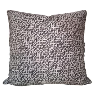 Puede incluir: Una almohada cuadrada con un patrón geométrico en tonos grises y blancos. La almohada tiene un brillo sutil y una sensación suave y cómoda.