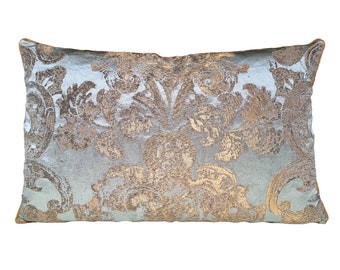 Funda de cojín con brocado de seda Rubelli, estampado Barbarigo azul agua y dorado, fabricada en Italia.