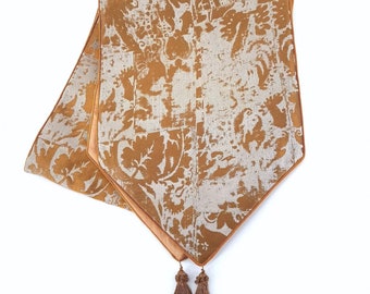 Caminho de mesa de luxo com pontas afiadas e borlas, tecido jacquard Rubelli com padrão Gritti cinza - Feito à mão na Itália