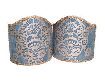 Par de arandelas de parede com cúpulas de encaixe, em tecido Fortuny, estampa Veronese azul e dourada, modelo meia cúpula - feitas à mão na Itália.