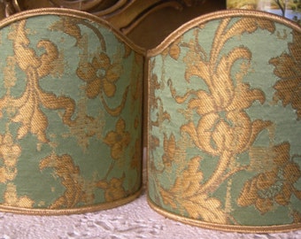 Paire d'appliques murales à clip Shield Shades vert et or Rubelli Silk Jacquard Mini Abat-jour - Motif Les Indes Galantes - Fait main en Italie