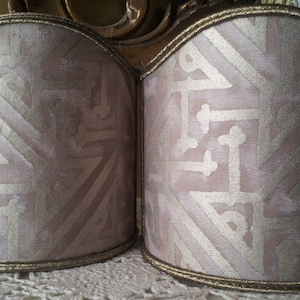 Set wandkandelaar clip-on schild tinten Fortuny Fabric platina en zilverachtig goud simbolipatroon mini-lampenkap - handgemaakt in Italië