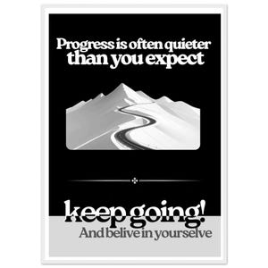 Puede incluir: Un póster en blanco y negro que muestra un paisaje montañoso con una carretera sinuosa. El texto dice: Progress is often quieter than you expect, keep going!, y And belive in yourselve. El diseño utiliza un alto contraste y tipografía negrita.