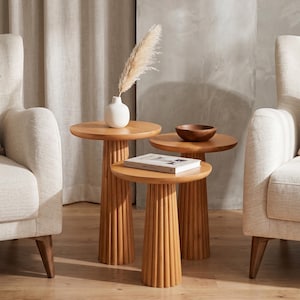Beistelltisch aus massivem Lindenholz mit Kannelierung, handgedrechselter Sockeltisch, individuell farblich anpassbare Satztische, unbehandelter, roher Säulen-Nachttisch