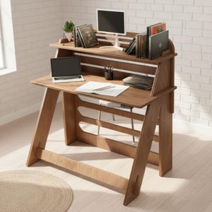 Peut inclure: Un bureau en bois avec une étagère supérieure pour des livres et un écran. La surface principale accueille un ordinateur portable, un carnet ouvert avec des crayons et un pot à crayons. Le bureau présente une structure en A avec des traverses.