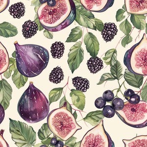 Könnte beinhalten: Ein sich wiederholendes Muster mit ganzen und halbierten violetten Feigen, dunklen Brombeeren und kleinen Beerenclustern, durchsetzt mit grünen Blättern auf cremefarbenem Hintergrund. Die Illustration zeigt detaillierte Fruchttexturen.