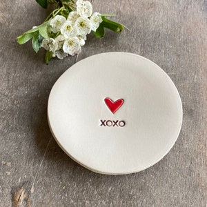 Plato de cerámica para anillos con forma de corazón rojo XOXO Plato de cerámica minimalista Plato para joyas Caja reciclada