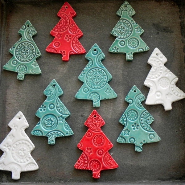 Ornements d'arbre de Noël en céramique, poterie d'arbre en céramique faite à la main, décoration de Noël colorée, beaucoup de décoration d'hiver en céramique de dentelle