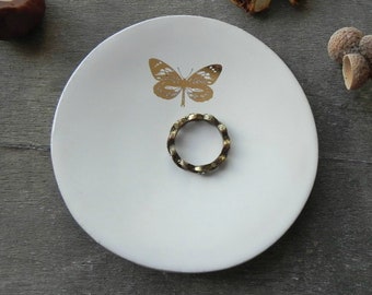 Gold Schmetterling Ring Halter, Natur Liebhaber weiß Keramik Hochzeitsschale, Grashüpfer Teller, Insekt Keramik, Fliegen SchmuckSchale, Geschenk für Sie