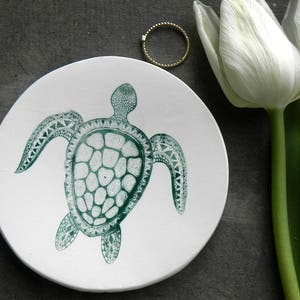 Schildkröte Porzellan Ringschale, grün weiße Keramik Platte, Natur inspiriert Schmuckschale, Tier Schmuckschale, Schildkröte Keramik Wohnkultur Bild 4