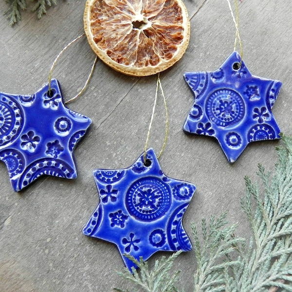 Ornamenti in ceramica di Natale, Regalo in ceramica di pizzo a stella blu, Regalo di decorazione domestica X-mas, 3 ornamenti per le vacanze di campagna, Decorazione della casa delle stelle