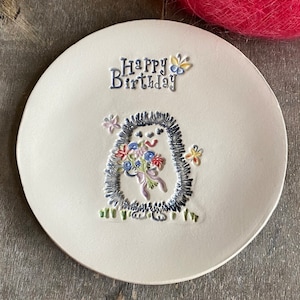 Alles Gute zum Geburtstag Igel Keramik Teller, kleine Tier Geburtstagsteller, Baby Girl, Baby Boy Keramik Teller, Mutter Andenken, Omas Geschenk