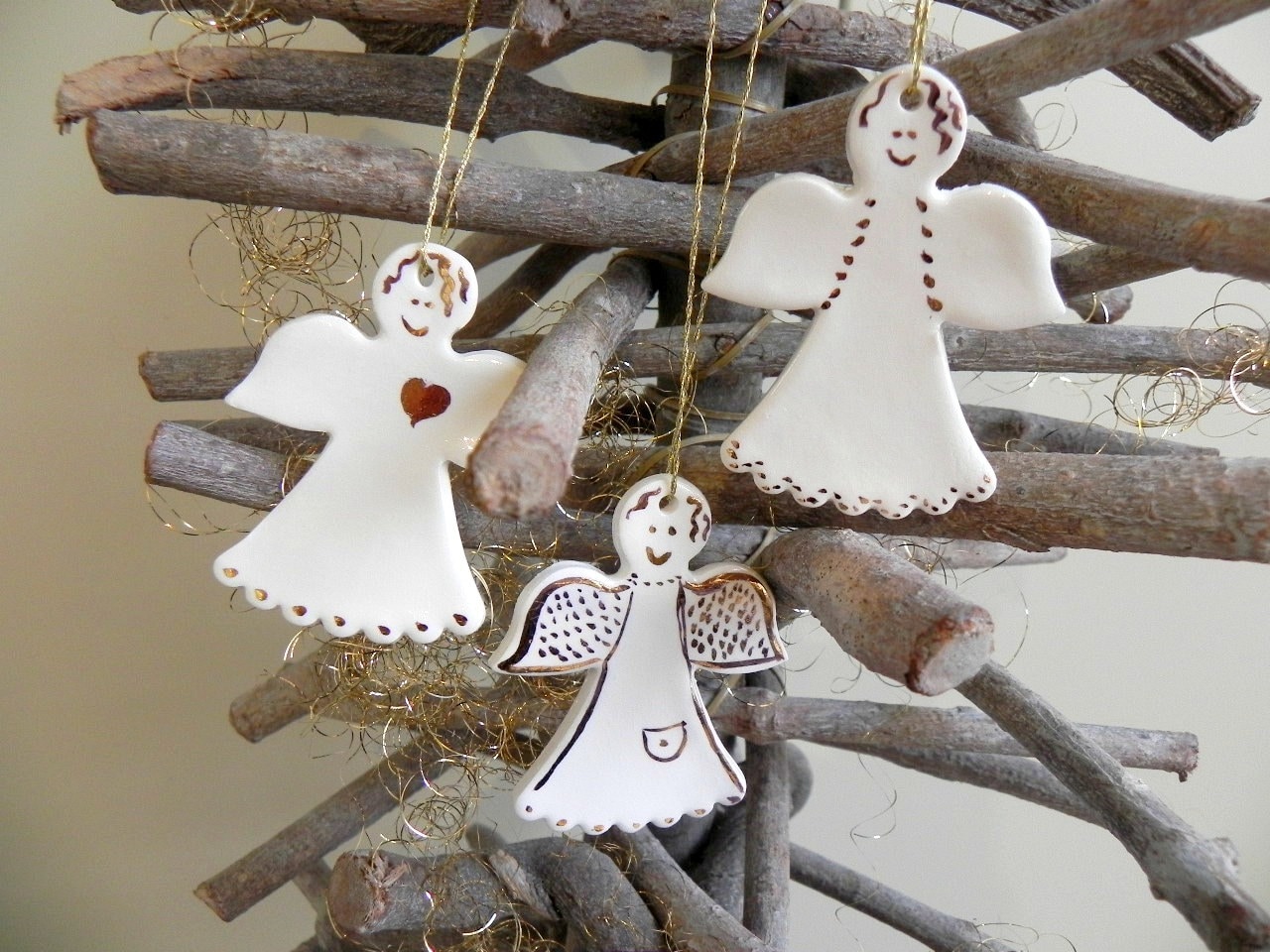 陶器の天使、本物の金を使った白いクリスマスオーナメント、磁器の天使