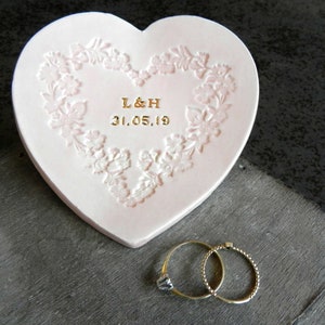 Plato de cerámica personalizado con letras doradas, regalos para la fiesta de bodas, plato con forma de corazón rosa, plato para anillos de boda, plato de aniversario, plato de compromiso
