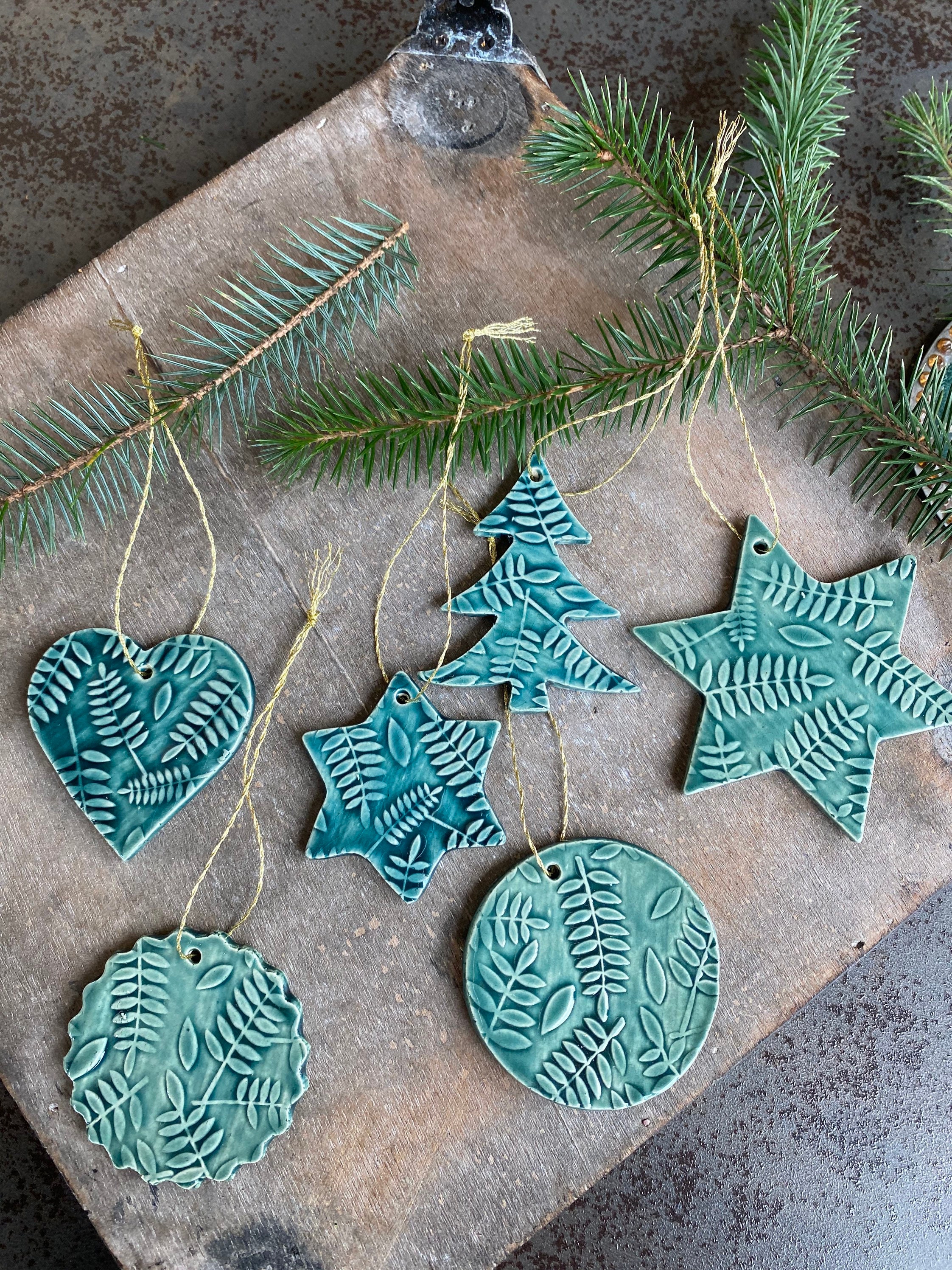 グリーンのクリスマスツリーオーナメント、葉っぱ模様の陶器製星月