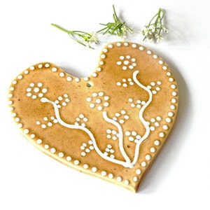 Ceramic Wedding Ornament White Dots Caramel Heart Eco Friendly Material Recycled Carton Box