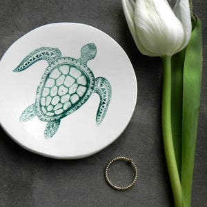 Schildkröte Porzellan Ringschale, grün weiße Keramik Platte, Natur inspiriert Schmuckschale, Tier Schmuckschale, Schildkröte Keramik Wohnkultur Bild 1