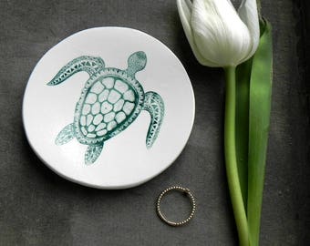 Turtle Porcelain Ring Dish, Green White Ceramic Plate, Nature Inspired Jewelry Dish, Animal Trinket Dish, Turtle Pottery Home Decor