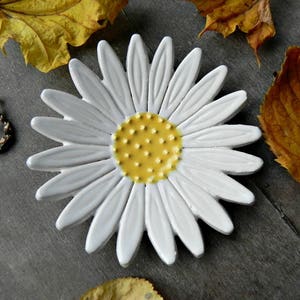 Daisy Ceramic Ring Dish, Charming Gardens, Gardening Gift, White Flower Pottery Botanical Gift Jewelry Plate  Home Decor Flower Trinket Dish