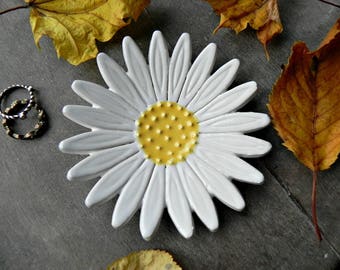 Daisy Ceramic Ring Dish, Charming Gardens, Gardening Gift, White Flower Pottery Botanical Gift Jewelry Plate  Home Decor Flower Trinket Dish