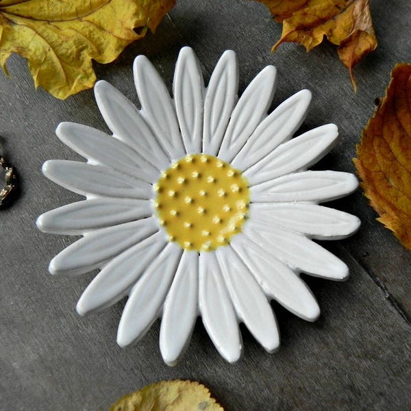 Porte-bague en céramique marguerite, charmants jardins, cadeau de jardinage, fleur blanche, poterie, cadeau botanique, assiette à bijoux, décoration d'intérieur, fleur, plat