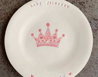Assiette d'anniversaire colorée personnalisée pour fille, couronne rose, demoiselle d'honneur, gâteau d'anniversaire, assiette en céramique fabriquée à la main sirène, cadeaux de nouveau-né