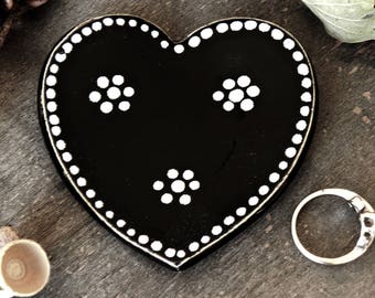 Black Ceramic Heart Jewelry Dish, Black and White Halloween Ceramic Ring Dish, Antivalentine Plate, Pottery Heart Trinket Dish, Ring Holder