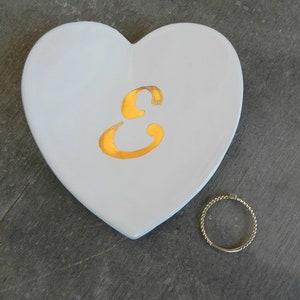 Gold Monogramm Herz Schmuck Schale, benutzerdefinierte Hochzeit Keramik Ring Schale, Braut Dusche Geschenke, weiße Platte Liebe Keramik Braut Platte Silber Brief