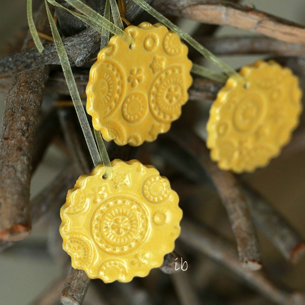 Handmade Ceramic Christmas Ornaments Yellow Scallop Lace Ceramic Gift Tag  Winter Home Decoration Gift Set of 3