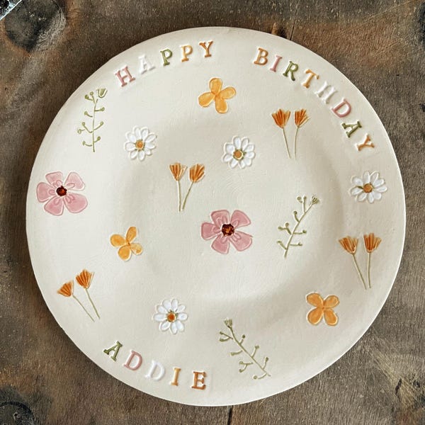 Gelukkige verjaardag gepersonaliseerde bloemdessertbord, custom madeliefjebord, unieke met de hand gemaakte keramische plaat met wilde bloemen