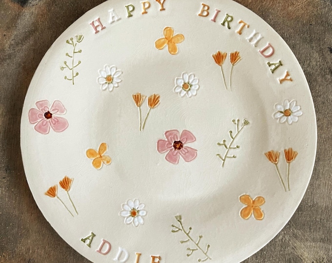 Plato de postre floral personalizado de feliz cumpleaños, plato de margaritas personalizado, plato de cerámica único hecho a mano con flores silvestres