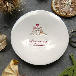 Porta anello nuziale, piatto personalizzato in ceramica per uccelli, piatto ad anello, cuore rosso, cuscino anello d'avorio sempre e per sempre, ceramica portaocchio ad anello personalizzata