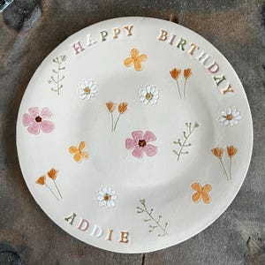 Alles Gute zum Geburtstag personalisierte Blumenplatte, benutzerdefinierte Gänseblümchen Platte, einzigartige Wildblumen Hand gebaut Keramikplatte